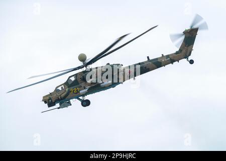 KUBINKA, RUSSLAND - 19. AUGUST 2022: Angriffshubschrauber Mi-28nm (RF-13490, Nachtjäger) im Flug. Ein Fragment des Flugprogramms der International Stockfoto