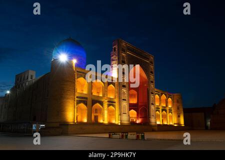 BUKHARA, USBEKISTAN - 11. SEPTEMBER 2022: Ein Blick auf die mittelalterliche mir-arabische Mahardie in einem Nachtlicht an einem Abend im September Stockfoto