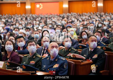 Peking, China. 11. März 2023. Die vierte Plenarsitzung der ersten Sitzung des 14. Nationalen Volkskongresses (NPC) findet am 11. März 2023 in der Großen Volkshalle in Peking, Hauptstadt Chinas, statt. Kredit: Wang Yuguo/Xinhua/Alamy Live News Stockfoto