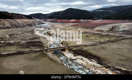 Bursa, Türkei. 11. Februar 2023. Der Staudamm NilÃ¼fer Barrage, der 1,47 Quadratkilometer große NilÃ¼fer-Staudamm, der den Trinkwasserbedarf von Bursa deckt, der viertgrößten Stadt der Türkei mit 3 Millionen 194 720 Einwohnern, ist völlig ausgetrocknet, weil es in der Region seit einiger Zeit nicht geregnet hat. Der Staudamm mit einer jährlichen Wasserkapazität von 60 Millionen Kubikmetern wurde durch die jüngste saisonale Dürre beeinträchtigt, und der Wasserstand fiel aufgrund unzureichender Niederschläge auf Null. Als Vorsichtsmaßnahme, BUSK? Ich schickte eine Warnmeldung an alle Abonnenten in der Stadt, um Wasser zu sparen. Stockfoto
