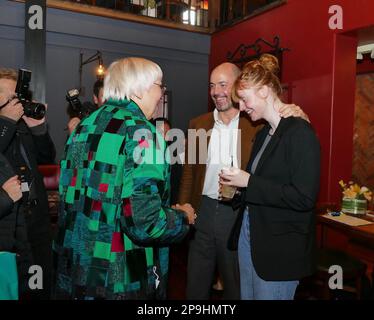 Los Angeles, USA. 10. März 2023. Edward Berger (2. von rechts) und seine Tochter Matilda (r) sprechen mit Claudia Roth, Staatsministerin für Kultur, auf einem Empfang für die deutschen Oscar-Nominierten, ausgerichtet von German Films, der ausländischen Vertreterin des deutschen Films. Kredit: Barbara Munker/dpa/Alamy Live News Stockfoto