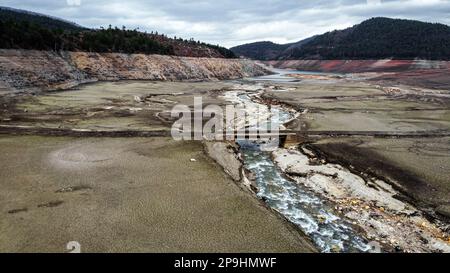 Bursa, Türkei. 11. Februar 2023. Der Staudamm NilÃ¼fer Barrage, der 1,47 Quadratkilometer große NilÃ¼fer-Staudamm, der den Trinkwasserbedarf von Bursa deckt, der viertgrößten Stadt der Türkei mit 3 Millionen 194 720 Einwohnern, ist völlig ausgetrocknet, weil es in der Region seit einiger Zeit nicht geregnet hat. Der Staudamm mit einer jährlichen Wasserkapazität von 60 Millionen Kubikmetern wurde durch die jüngste saisonale Dürre beeinträchtigt, und der Wasserstand fiel aufgrund unzureichender Niederschläge auf Null. Als Vorsichtsmaßnahme, BUSK? Ich schickte eine Warnmeldung an alle Abonnenten in der Stadt, um Wasser zu sparen. Stockfoto