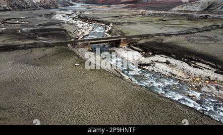 Bursa, Türkei. 11. Februar 2023. Der Staudamm NilÃ¼fer Barrage, der 1,47 Quadratkilometer große NilÃ¼fer-Staudamm, der den Trinkwasserbedarf von Bursa deckt, der viertgrößten Stadt der Türkei mit 3 Millionen 194 720 Einwohnern, ist völlig ausgetrocknet, weil es in der Region seit einiger Zeit nicht geregnet hat. Der Staudamm mit einer jährlichen Wasserkapazität von 60 Millionen Kubikmetern wurde durch die jüngste saisonale Dürre beeinträchtigt, und der Wasserstand fiel aufgrund unzureichender Niederschläge auf Null. Als Vorsichtsmaßnahme, BUSK? Ich schickte eine Warnmeldung an alle Abonnenten in der Stadt, um Wasser zu sparen. Stockfoto