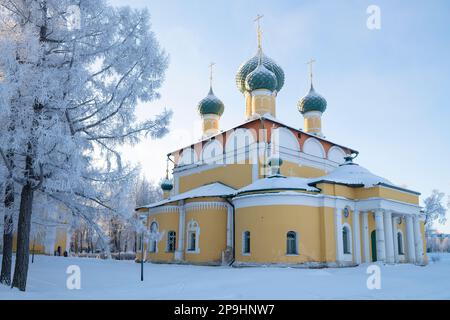 Die antike Konfigurationskathedrale (1713) aus nächster Nähe an einem frostigen Vormittag im Januar. Uglich, Region Jaroslawl. Goldring von Russland Stockfoto