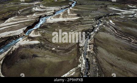 Bursa, Türkei. 11. Februar 2023. Der Staudamm NilÃ¼fer Barrage, der 1,47 Quadratkilometer große NilÃ¼fer-Staudamm, der den Trinkwasserbedarf von Bursa deckt, der viertgrößten Stadt der Türkei mit 3 Millionen 194 720 Einwohnern, ist völlig ausgetrocknet, weil es in der Region seit einiger Zeit nicht geregnet hat. Der Staudamm mit einer jährlichen Wasserkapazität von 60 Millionen Kubikmetern wurde durch die jüngste saisonale Dürre beeinträchtigt, und der Wasserstand fiel aufgrund unzureichender Niederschläge auf Null. Als Vorsichtsmaßnahme, BUSK? Ich schickte eine Warnmeldung an alle Abonnenten in der Stadt, um Wasser zu sparen. Stockfoto