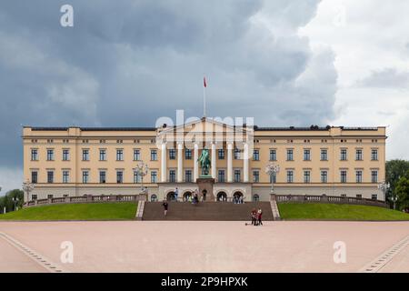 Oslo, Norwegen - Juni 26 2019: Der Königspalast (Norwegisch: Slottet oder formell det kongelige Slott) wurde in der ersten Hälfte des 19. Jahrhunderts AS erbaut Stockfoto