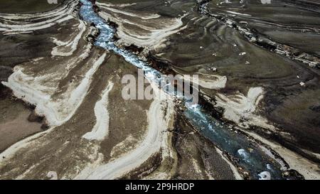 Bursa, Türkei. 11. Februar 2023. Der Staudamm NilÃ¼fer Barrage, der 1,47 Quadratkilometer große NilÃ¼fer-Staudamm, der den Trinkwasserbedarf von Bursa deckt, der viertgrößten Stadt der Türkei mit 3 Millionen 194 720 Einwohnern, ist völlig ausgetrocknet, weil es in der Region seit einiger Zeit nicht geregnet hat. Der Staudamm mit einer jährlichen Wasserkapazität von 60 Millionen Kubikmetern wurde durch die jüngste saisonale Dürre beeinträchtigt, und der Wasserstand fiel aufgrund unzureichender Niederschläge auf Null. Als Vorsichtsmaßnahme, BUSK? Ich schickte eine Warnmeldung an alle Abonnenten in der Stadt, um Wasser zu sparen. Stockfoto