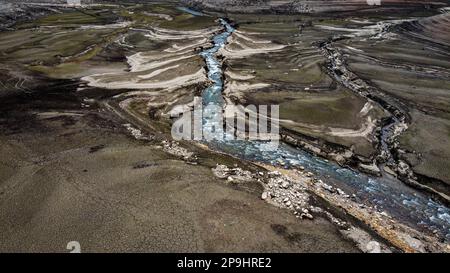 Bursa, Türkei. 11. Februar 2023. Der Staudamm NilÃ¼fer Barrage, der 1,47 Quadratkilometer große NilÃ¼fer-Staudamm, der den Trinkwasserbedarf von Bursa deckt, der viertgrößten Stadt der Türkei mit 3 Millionen 194 720 Einwohnern, ist völlig ausgetrocknet, weil es in der Region seit einiger Zeit nicht geregnet hat. Der Staudamm mit einer jährlichen Wasserkapazität von 60 Millionen Kubikmetern wurde durch die jüngste saisonale Dürre beeinträchtigt, und der Wasserstand fiel aufgrund unzureichender Niederschläge auf Null. Als Vorsichtsmaßnahme, BUSK? Ich schickte eine Warnmeldung an alle Abonnenten in der Stadt, um Wasser zu sparen. Stockfoto