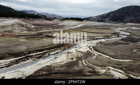 Bursa, Türkei. 11. Februar 2023. Der Staudamm NilÃ¼fer Barrage, der 1,47 Quadratkilometer große NilÃ¼fer-Staudamm, der den Trinkwasserbedarf von Bursa deckt, der viertgrößten Stadt der Türkei mit 3 Millionen 194 720 Einwohnern, ist völlig ausgetrocknet, weil es in der Region seit einiger Zeit nicht geregnet hat. Der Staudamm mit einer jährlichen Wasserkapazität von 60 Millionen Kubikmetern wurde durch die jüngste saisonale Dürre beeinträchtigt, und der Wasserstand fiel aufgrund unzureichender Niederschläge auf Null. Als Vorsichtsmaßnahme, BUSK? Ich schickte eine Warnmeldung an alle Abonnenten in der Stadt, um Wasser zu sparen. Stockfoto