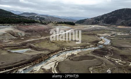 Bursa, Türkei. 11. Februar 2023. Der Staudamm NilÃ¼fer Barrage, der 1,47 Quadratkilometer große NilÃ¼fer-Staudamm, der den Trinkwasserbedarf von Bursa deckt, der viertgrößten Stadt der Türkei mit 3 Millionen 194 720 Einwohnern, ist völlig ausgetrocknet, weil es in der Region seit einiger Zeit nicht geregnet hat. Der Staudamm mit einer jährlichen Wasserkapazität von 60 Millionen Kubikmetern wurde durch die jüngste saisonale Dürre beeinträchtigt, und der Wasserstand fiel aufgrund unzureichender Niederschläge auf Null. Als Vorsichtsmaßnahme, BUSK? Ich schickte eine Warnmeldung an alle Abonnenten in der Stadt, um Wasser zu sparen. Stockfoto
