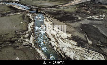 Bursa, Türkei. 11. Februar 2023. Der Staudamm NilÃ¼fer Barrage, der 1,47 Quadratkilometer große NilÃ¼fer-Staudamm, der den Trinkwasserbedarf von Bursa deckt, der viertgrößten Stadt der Türkei mit 3 Millionen 194 720 Einwohnern, ist völlig ausgetrocknet, weil es in der Region seit einiger Zeit nicht geregnet hat. Der Staudamm mit einer jährlichen Wasserkapazität von 60 Millionen Kubikmetern wurde durch die jüngste saisonale Dürre beeinträchtigt, und der Wasserstand fiel aufgrund unzureichender Niederschläge auf Null. Als Vorsichtsmaßnahme, BUSK? Ich schickte eine Warnmeldung an alle Abonnenten in der Stadt, um Wasser zu sparen. Stockfoto