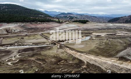 Bursa, Türkei. 11. Februar 2023. Der Staudamm NilÃ¼fer Barrage, der 1,47 Quadratkilometer große NilÃ¼fer-Staudamm, der den Trinkwasserbedarf von Bursa deckt, der viertgrößten Stadt der Türkei mit 3 Millionen 194 720 Einwohnern, ist völlig ausgetrocknet, weil es in der Region seit einiger Zeit nicht geregnet hat. Der Staudamm mit einer jährlichen Wasserkapazität von 60 Millionen Kubikmetern wurde durch die jüngste saisonale Dürre beeinträchtigt, und der Wasserstand fiel aufgrund unzureichender Niederschläge auf Null. Als Vorsichtsmaßnahme, BUSK? Ich schickte eine Warnmeldung an alle Abonnenten in der Stadt, um Wasser zu sparen. Stockfoto