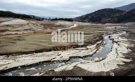 Bursa, Türkei. 11. Februar 2023. Der Staudamm NilÃ¼fer Barrage, der 1,47 Quadratkilometer große NilÃ¼fer-Staudamm, der den Trinkwasserbedarf von Bursa deckt, der viertgrößten Stadt der Türkei mit 3 Millionen 194 720 Einwohnern, ist völlig ausgetrocknet, weil es in der Region seit einiger Zeit nicht geregnet hat. Der Staudamm mit einer jährlichen Wasserkapazität von 60 Millionen Kubikmetern wurde durch die jüngste saisonale Dürre beeinträchtigt, und der Wasserstand fiel aufgrund unzureichender Niederschläge auf Null. Als Vorsichtsmaßnahme, BUSK? Ich schickte eine Warnmeldung an alle Abonnenten in der Stadt, um Wasser zu sparen. Stockfoto