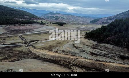 Bursa, Türkei. 11. Februar 2023. Der Staudamm NilÃ¼fer Barrage, der 1,47 Quadratkilometer große NilÃ¼fer-Staudamm, der den Trinkwasserbedarf von Bursa deckt, der viertgrößten Stadt der Türkei mit 3 Millionen 194 720 Einwohnern, ist völlig ausgetrocknet, weil es in der Region seit einiger Zeit nicht geregnet hat. Der Staudamm mit einer jährlichen Wasserkapazität von 60 Millionen Kubikmetern wurde durch die jüngste saisonale Dürre beeinträchtigt, und der Wasserstand fiel aufgrund unzureichender Niederschläge auf Null. Als Vorsichtsmaßnahme, BUSK? Ich schickte eine Warnmeldung an alle Abonnenten in der Stadt, um Wasser zu sparen. Stockfoto