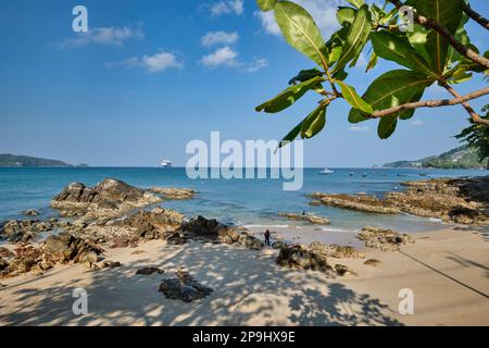 Die felsenübersäte Küste in Kalim Bay (Kalim Beach), am nördlichen Ende von Patong, in Phuket, Thailand Stockfoto