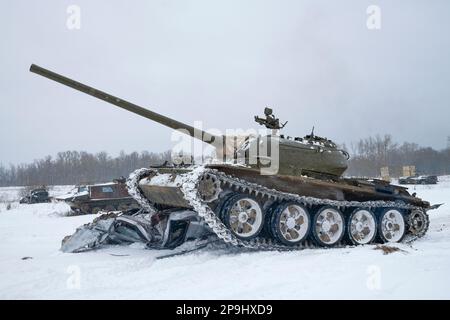 KRASNOE SELO, RUSSLAND - 19. FEBRUAR 2023: Sowjetischer Panzer T-54 auf dem Trainingsgelände des militärisch-historischen Parks "Steel Landing" im verschneiten Februar Stockfoto