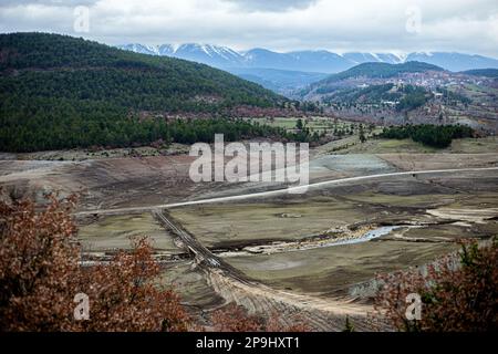 Bursa, Türkei. 11. Februar 2023. Der Staudamm NilÃ¼fer Barrage, der 1,47 Quadratkilometer große NilÃ¼fer-Staudamm, der den Trinkwasserbedarf von Bursa deckt, der viertgrößten Stadt der Türkei mit 3 Millionen 194 720 Einwohnern, ist völlig ausgetrocknet, weil es in der Region seit einiger Zeit nicht geregnet hat. Der Staudamm mit einer jährlichen Wasserkapazität von 60 Millionen Kubikmetern wurde durch die jüngste saisonale Dürre beeinträchtigt, und der Wasserstand fiel aufgrund unzureichender Niederschläge auf Null. Als Vorsichtsmaßnahme, BUSK? Ich schickte eine Warnmeldung an alle Abonnenten in der Stadt, um Wasser zu sparen. Stockfoto
