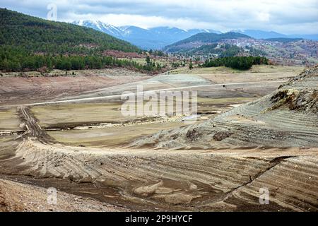 Bursa, Türkei. 11. Februar 2023. Der Staudamm NilÃ¼fer Barrage, der 1,47 Quadratkilometer große NilÃ¼fer-Staudamm, der den Trinkwasserbedarf von Bursa deckt, der viertgrößten Stadt der Türkei mit 3 Millionen 194 720 Einwohnern, ist völlig ausgetrocknet, weil es in der Region seit einiger Zeit nicht geregnet hat. Der Staudamm mit einer jährlichen Wasserkapazität von 60 Millionen Kubikmetern wurde durch die jüngste saisonale Dürre beeinträchtigt, und der Wasserstand fiel aufgrund unzureichender Niederschläge auf Null. Als Vorsichtsmaßnahme, BUSK? Ich schickte eine Warnmeldung an alle Abonnenten in der Stadt, um Wasser zu sparen. Stockfoto