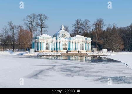 PUSCHKIN, RUSSLAND - 21. FEBRUAR 2023: Alte Pavillongrotte in der Februar-Landschaft. Catherine Park, Zarskoye Selo Stockfoto