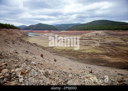 Bursa, Türkei. 11. Februar 2023. Der Staudamm NilÃ¼fer Barrage, der 1,47 Quadratkilometer große NilÃ¼fer-Staudamm, der den Trinkwasserbedarf von Bursa deckt, der viertgrößten Stadt der Türkei mit 3 Millionen 194 720 Einwohnern, ist völlig ausgetrocknet, weil es in der Region seit einiger Zeit nicht geregnet hat. Der Staudamm mit einer jährlichen Wasserkapazität von 60 Millionen Kubikmetern wurde durch die jüngste saisonale Dürre beeinträchtigt, und der Wasserstand fiel aufgrund unzureichender Niederschläge auf Null. Als Vorsichtsmaßnahme, BUSK? Ich schickte eine Warnmeldung an alle Abonnenten in der Stadt, um Wasser zu sparen. Stockfoto