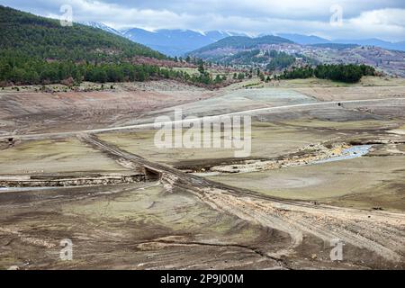 Bursa, Türkei. 11. Februar 2023. Der Staudamm NilÃ¼fer Barrage, der 1,47 Quadratkilometer große NilÃ¼fer-Staudamm, der den Trinkwasserbedarf von Bursa deckt, der viertgrößten Stadt der Türkei mit 3 Millionen 194 720 Einwohnern, ist völlig ausgetrocknet, weil es in der Region seit einiger Zeit nicht geregnet hat. Der Staudamm mit einer jährlichen Wasserkapazität von 60 Millionen Kubikmetern wurde durch die jüngste saisonale Dürre beeinträchtigt, und der Wasserstand fiel aufgrund unzureichender Niederschläge auf Null. Als Vorsichtsmaßnahme, BUSK? Ich schickte eine Warnmeldung an alle Abonnenten in der Stadt, um Wasser zu sparen. Stockfoto
