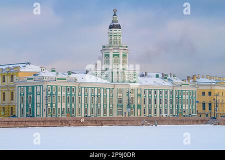 SANKT PETERSBURG, RUSSLAND - 06. MÄRZ 2023: Antikes Gebäude der Kunstkamera an einem wolkigen Tag im März. Historisches Zentrum von St. Petersburg Stockfoto