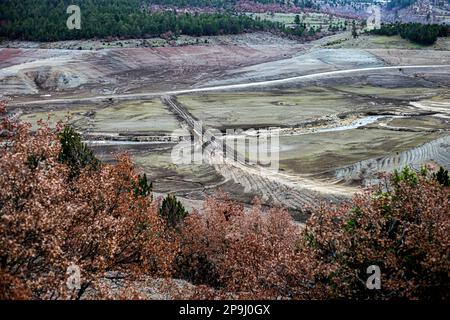 Bursa, Türkei. 11. Februar 2023. Der Staudamm NilÃ¼fer Barrage, der 1,47 Quadratkilometer große NilÃ¼fer-Staudamm, der den Trinkwasserbedarf von Bursa deckt, der viertgrößten Stadt der Türkei mit 3 Millionen 194 720 Einwohnern, ist völlig ausgetrocknet, weil es in der Region seit einiger Zeit nicht geregnet hat. Der Staudamm mit einer jährlichen Wasserkapazität von 60 Millionen Kubikmetern wurde durch die jüngste saisonale Dürre beeinträchtigt, und der Wasserstand fiel aufgrund unzureichender Niederschläge auf Null. Als Vorsichtsmaßnahme, BUSK? Ich schickte eine Warnmeldung an alle Abonnenten in der Stadt, um Wasser zu sparen. Stockfoto