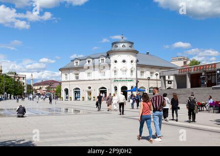 Pristina, Kosovo - Mai 22 2019: Skanderbeg-Platz mit seinem Brunnen und dem Nationaltheater. Stockfoto