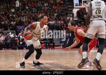 Mailand, Italien. 9. März 2023. Italien, Mailand, märz 9 2023: James Nunnally (Partizan Forward) dribbelt im 3. Quartal während des Basketballspiels EA7 Emporio Armani Mailand vs Partizan Belgrad, EuroLeague 2022-2023 round28 (Kreditbild: © Fabrizio Bertani/Pacific Press via ZUMA Press Wire) REDAKTIONELLE VERWENDUNG! Nicht für den kommerziellen GEBRAUCH! Stockfoto