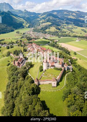 Gruyeres, Schweiz - Juli 29. 2021 Uhr: Luftaufnahme des mittelalterlichen Schlosses Greyeres auf dem Hügel der Alpen. Es ist eine der beliebtesten Touristenattraktionen Stockfoto