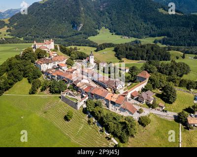 Gruyeres, Schweiz - Juli 29. 2021 Uhr: Luftaufnahme des mittelalterlichen Schlosses Greyeres auf dem Hügel der Alpen. Es ist eine der beliebtesten Touristenattraktionen Stockfoto