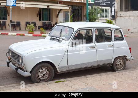 Rabat, Marokko - Januar 26 2019: Der Renault 4, auch bekannt als der 4L (ausgesprochen "Quatrelle"), ist ein vom französischen Auto hergestelltes, preisgünstiges Fließheck Stockfoto