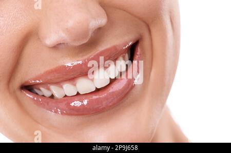 Das ist ein perfektes Lächeln. Ein weibliches Maul und Zähne. Stockfoto