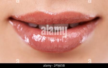 Das ist ein perfektes Lächeln. Ein weibliches Maul und Zähne. Stockfoto