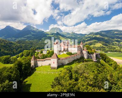 Gruyeres, Schweiz - Juli 29. 2021 Uhr: Das Luftbild des mittelalterlichen Schlosses Gruyeres auf dem Hügel der Alpen. Es ist einer der beliebtesten Touristen Stockfoto