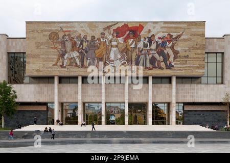 Tirana, Albanien - 24 2019. April: Nationalmuseum für Geschichte am Skanderbeg Square. Stockfoto