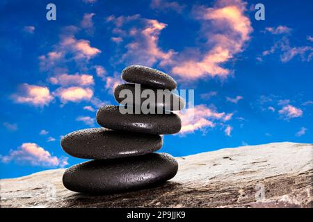 Wellnesssteine vor dem Himmel Stockfoto