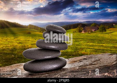 Wellnesssteine vor der Landschaft Stockfoto