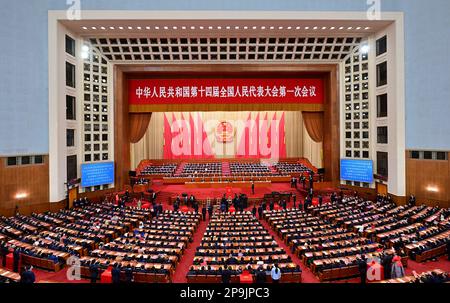 Peking, China. 11. März 2023. Die vierte Plenarsitzung der ersten Sitzung des 14. Nationalen Volkskongresses (NPC) findet am 11. März 2023 in der Großen Volkshalle in Peking, Hauptstadt Chinas, statt. Kredit: Li Xin/Xinhua/Alamy Live News Stockfoto