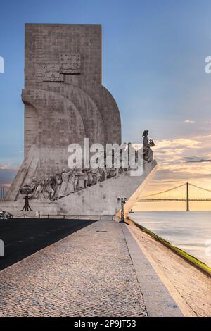 Portugal, Lissabon, die Denkmäler der Entdeckungen bei Sonnenaufgang. Das Padrao dos Descobrimentos ist ein Denkmal, das im Stadtteil Belem in Lissabon errichtet wurde. Stockfoto