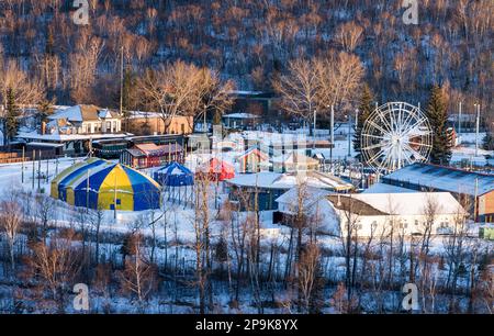 Mehrfarbige Landschaft im Fort Edmonton Park in der Wintersaison und schwache Sonnenbeleuchtung Stockfoto