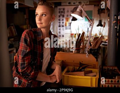 Mit meinen Fähigkeiten zu schaffen. Ein Künstler, der etwas aus Holz kreiert. Stockfoto