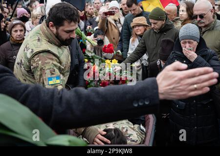 Gedenkfeier für ukrainischen Offizier und Held der Ukraine Dmytro Kotsiubaylo, Codename „Da Vinci“, am Unabhängigkeitsplatz in Kiew, Ukraine, Freitag, 10. März 2023. Kotsiubaylo wurde am 7. März in einer Schlacht in der Nähe von Bakhmut in der Region Donezk getötet. Stockfoto