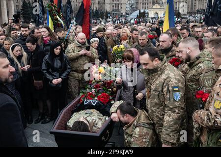 Gedenkfeier für ukrainischen Offizier und Held der Ukraine Dmytro Kotsiubaylo, Codename „Da Vinci“, am Unabhängigkeitsplatz in Kiew, Ukraine, Freitag, 10. März 2023. Kotsiubaylo wurde am 7. März in einer Schlacht in der Nähe von Bakhmut in der Region Donezk getötet. Stockfoto