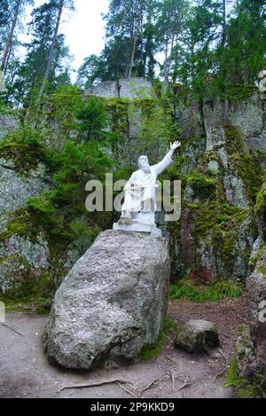 Vainamoinen spielen auf einer Kantele - Statue des Helden des epischen Kalevala, Park Mon Repos, Vyborg, Russland. Stockfoto