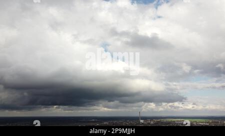 Große dunkle Regenwolken am Himmel. Große Regenwolken bewegen sich über den Himmel. Zeitraffer. Draufsicht. Panoramablick auf natürlichen Hintergrund. Regnerisch bewölktes Wetter. Wolkenlandschaft mit landschaftlich schöner Kulisse Stockfoto