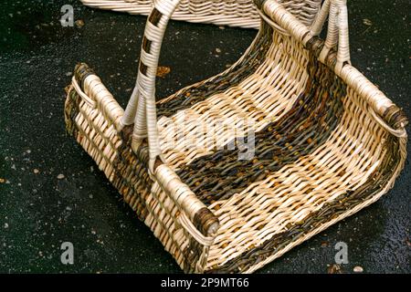 Ungewöhnlicher Korb aus natürlichem Material, Nahaufnahme auf dem Jahrmarkt Stockfoto