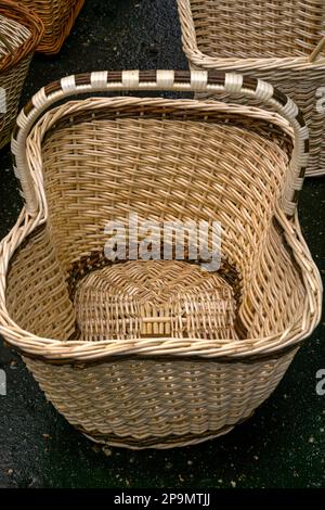 Ungewöhnlicher Korb aus natürlichem Material, Nahaufnahme auf dem Jahrmarkt Stockfoto