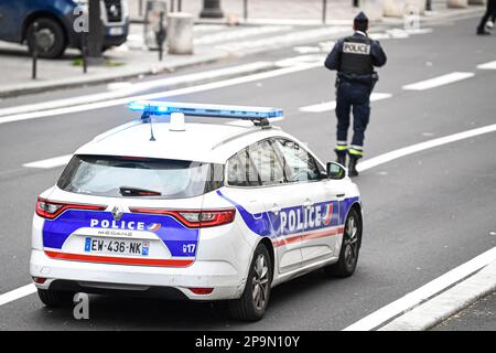 Paris, Frankreich. 10. März 2023. Das Bild zeigt einen Polizisten (Mann, Polizist) mit einem Auto, das die Sicherheit während einer Demonstration für das Klima und gegen die globale Erwärmung sicherstellt, organisiert von der Jugendbewegung „Fridays for Future“ (FFF) am 10. März 2023 in Paris, Frankreich. Foto von Victor Joly/ABACAPRESS.COM Kredit: Abaca Press/Alamy Live News Stockfoto