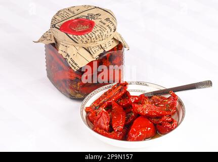 Leckere getrocknete Tomaten auf weißem Hintergrund Stockfoto